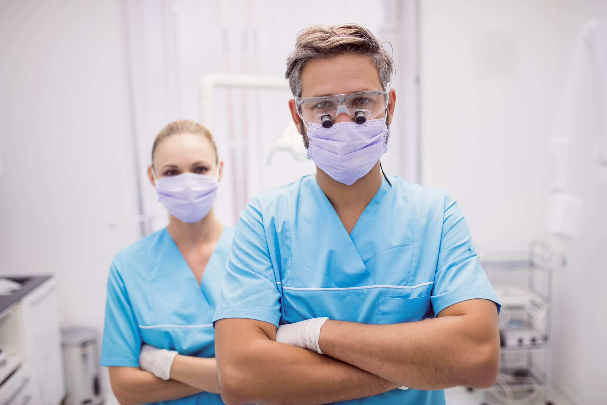 Equipe da Ferdinand Odontologia, clínica odontológica na Tijuca, usando máscaras e lupas de precisão para atendimento odontológico de alta performance