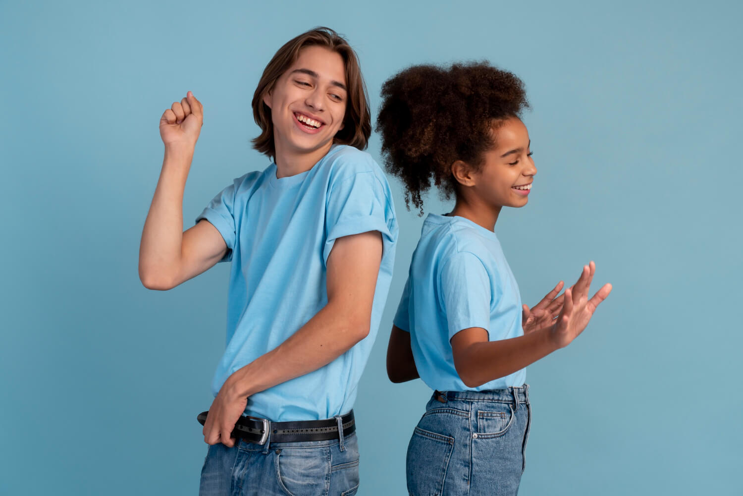Menino e menina adolescentes sorrindo e se divertindo, representando o atendimento de odontopediatria e saúde bucal para jovens na Ferdinand Odontologia, Tijuca, RJ