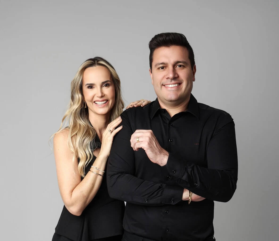 Profissionais da Spazio Vita Odontologia sorrindo de roupa preta, representando o atendimento de dentista em Linhares ES