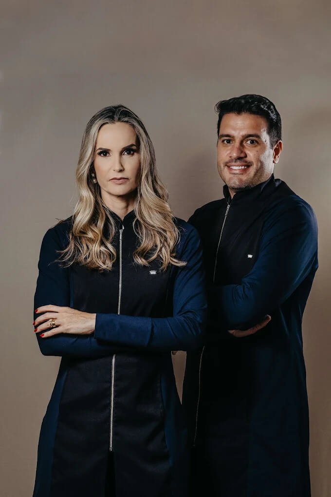 Casal de dentistas especialistas da Spazio Vita, posando com confiança para a página hero de implante dentário em linhares.